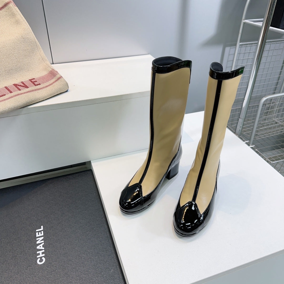 CHANEL SHORT BOOTS 25S 45 MM IN BEIGE AND BLACK LAMBSKIN