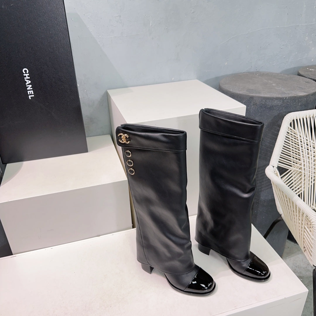 CHANEL HEELED KNEE-HIGH BOOTS 25S 85 MM IN BLACK LAMBSKIN WITH GOLD HARDWARE