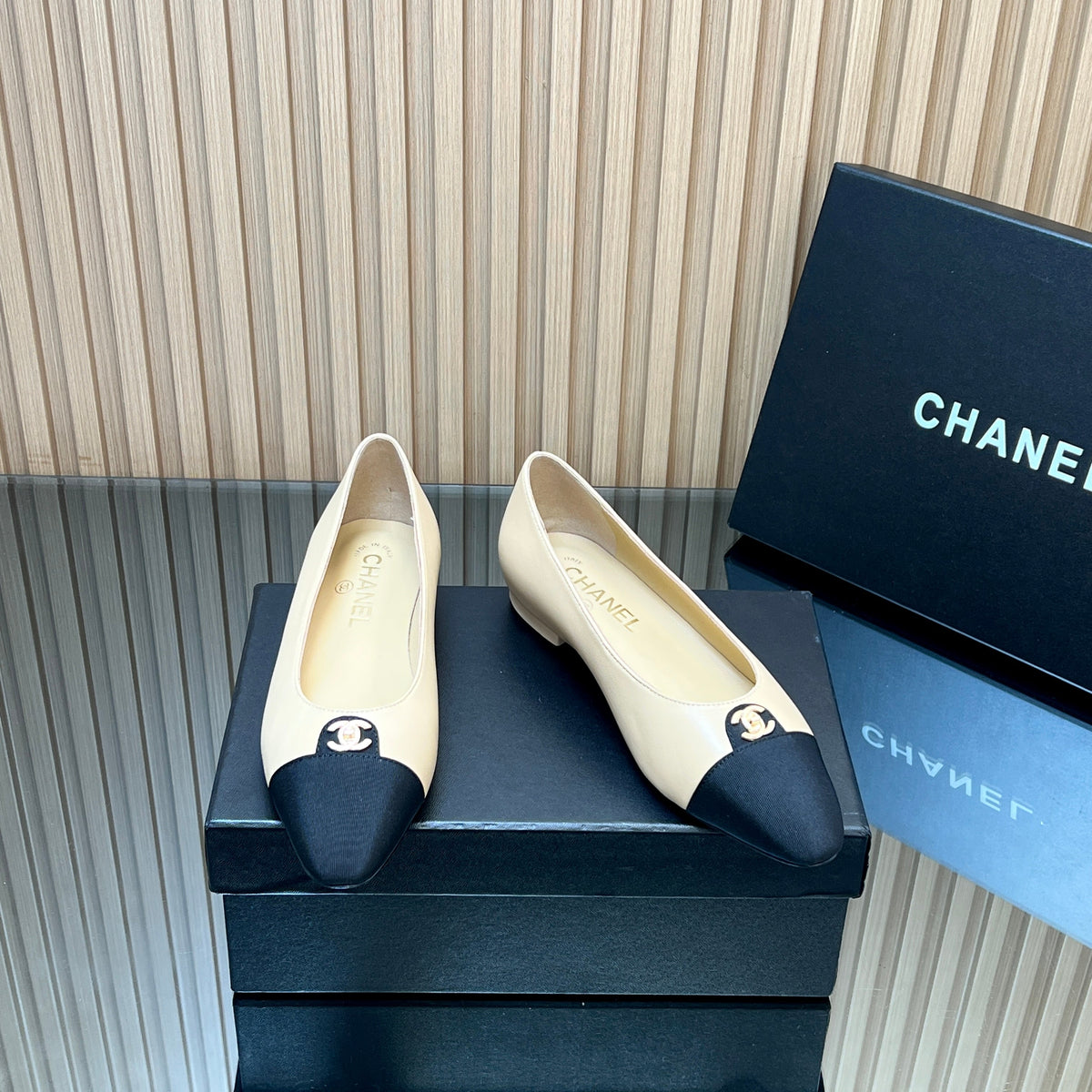 CHANEL 25S BALLET FLATS LOGO IN BEIGE CALFSKIN AND BLACK CANVAS GOLD HARDWRE