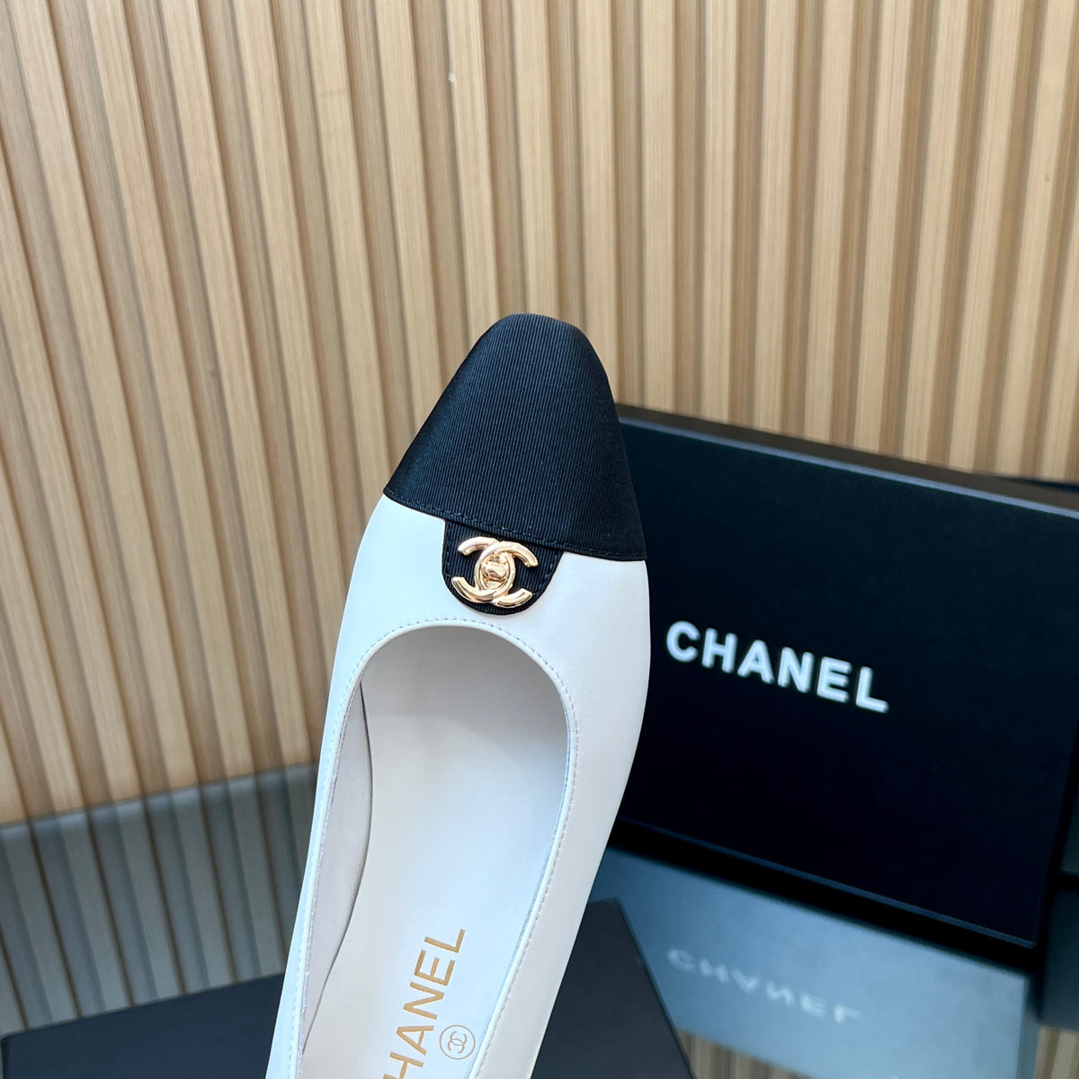 CHANEL 25S BALLET FLATS LOGO IN WHITE CALFSKIN AND BLACK CANVAS GOLD HARDWRE