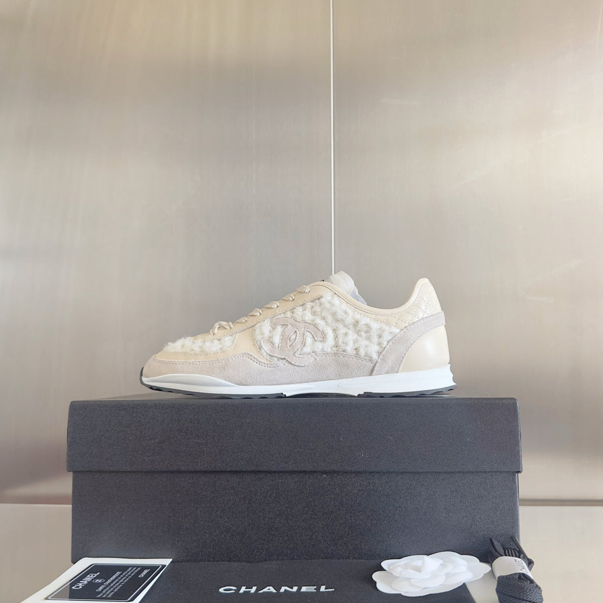 CHANEL 25S SNEAKERS 20MM IN WHITE CALFSKIN AND SUEDE