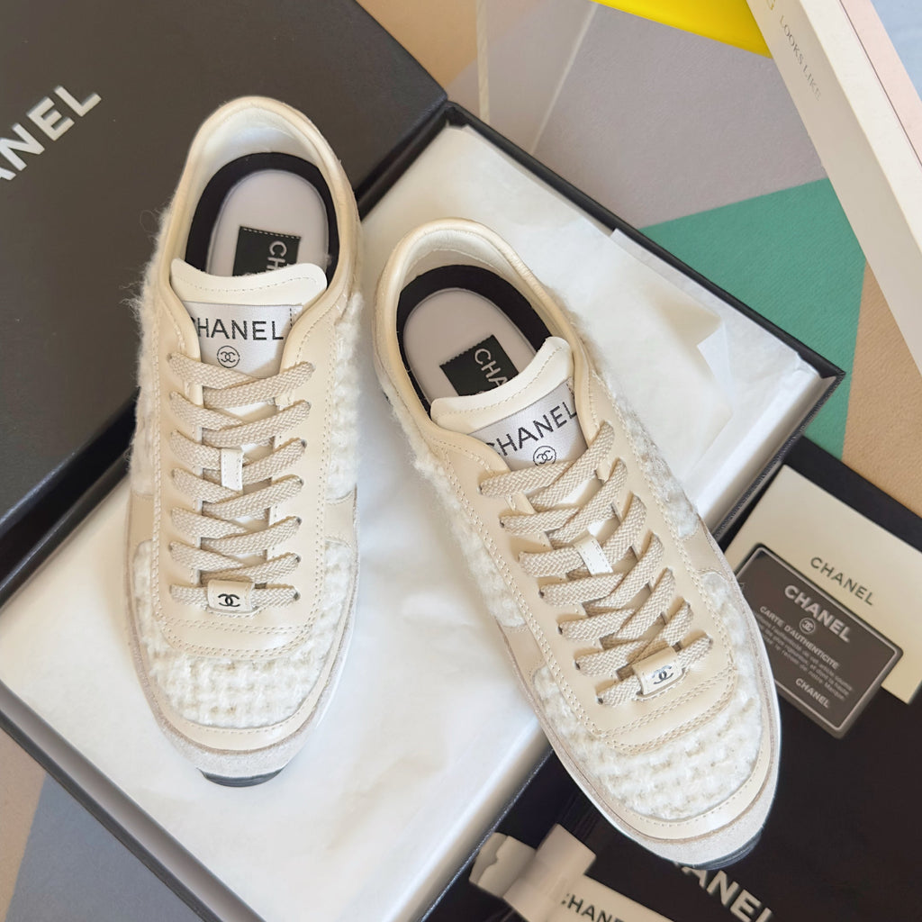 CHANEL 25S SNEAKERS 20MM IN WHITE CALFSKIN AND SUEDE