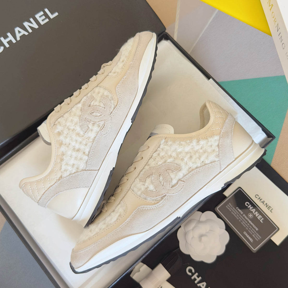 CHANEL 25S SNEAKERS 20MM IN WHITE CALFSKIN AND SUEDE