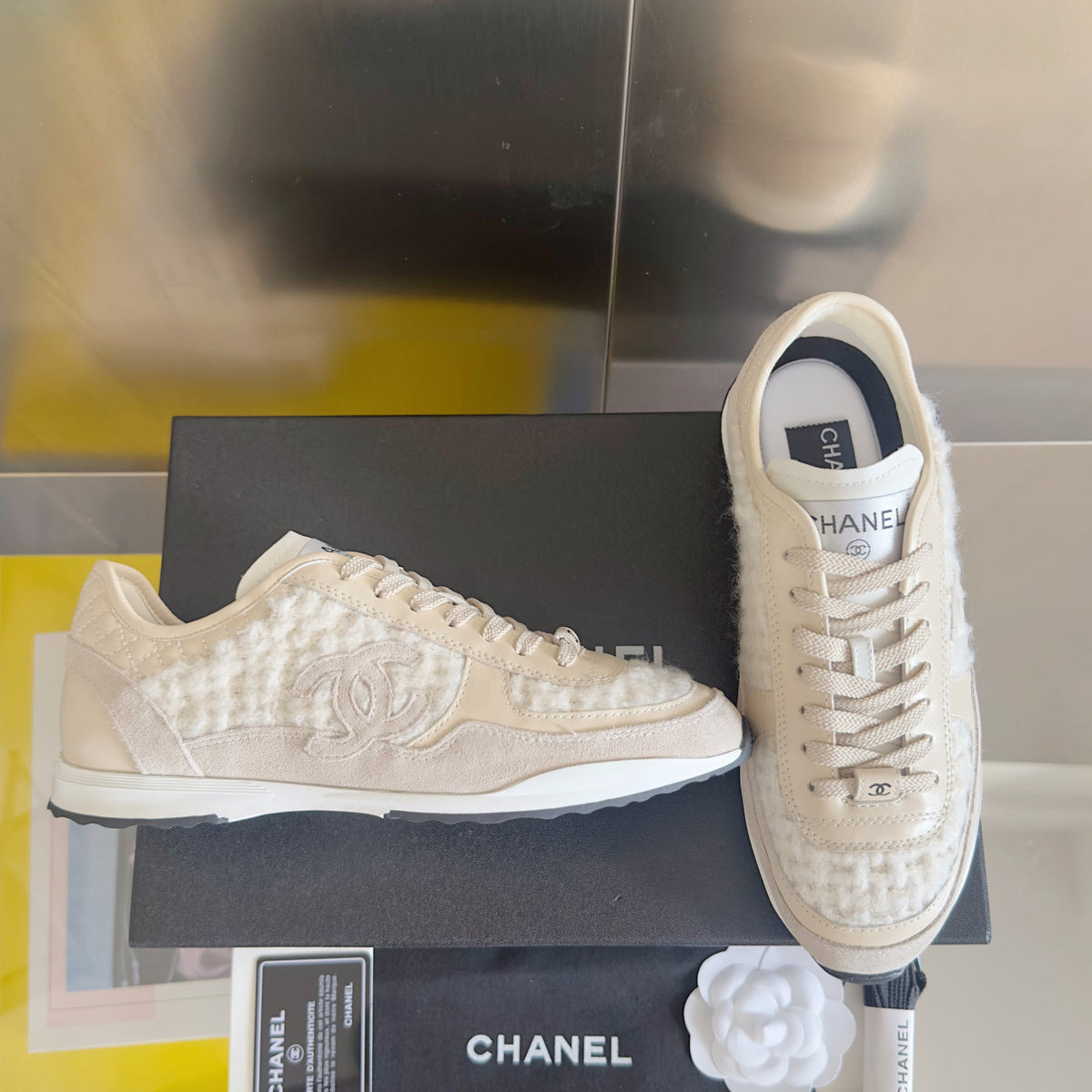 CHANEL 25S SNEAKERS 20MM IN WHITE CALFSKIN AND SUEDE