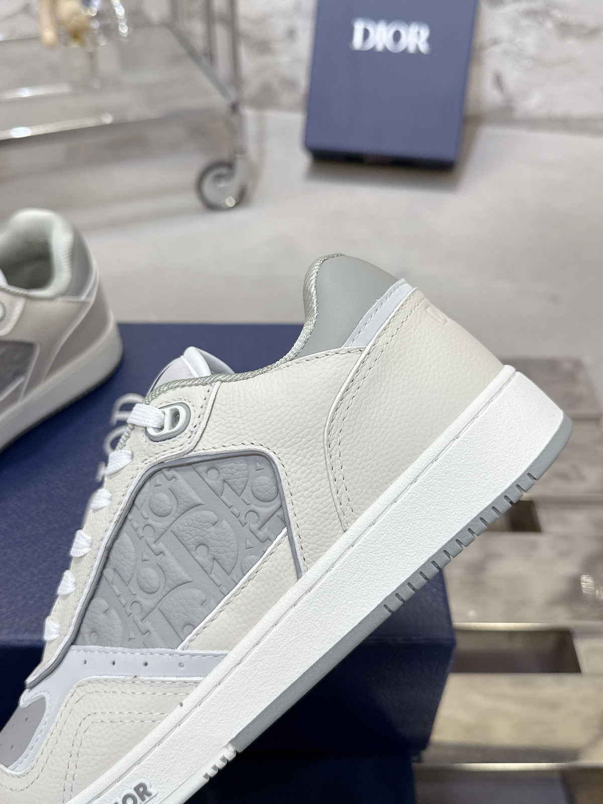 DIOR 25S B27 UPTOWN LOW-TOP SNEAKERS IN WHITE MIX GREY CALFSKIN STYLE 1