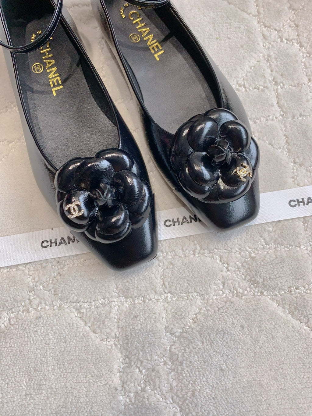 CHANEL 25S CAMELLIA SQUARE TOE FLATS IN BLACK CALFSKIN GOLD HARDWARE