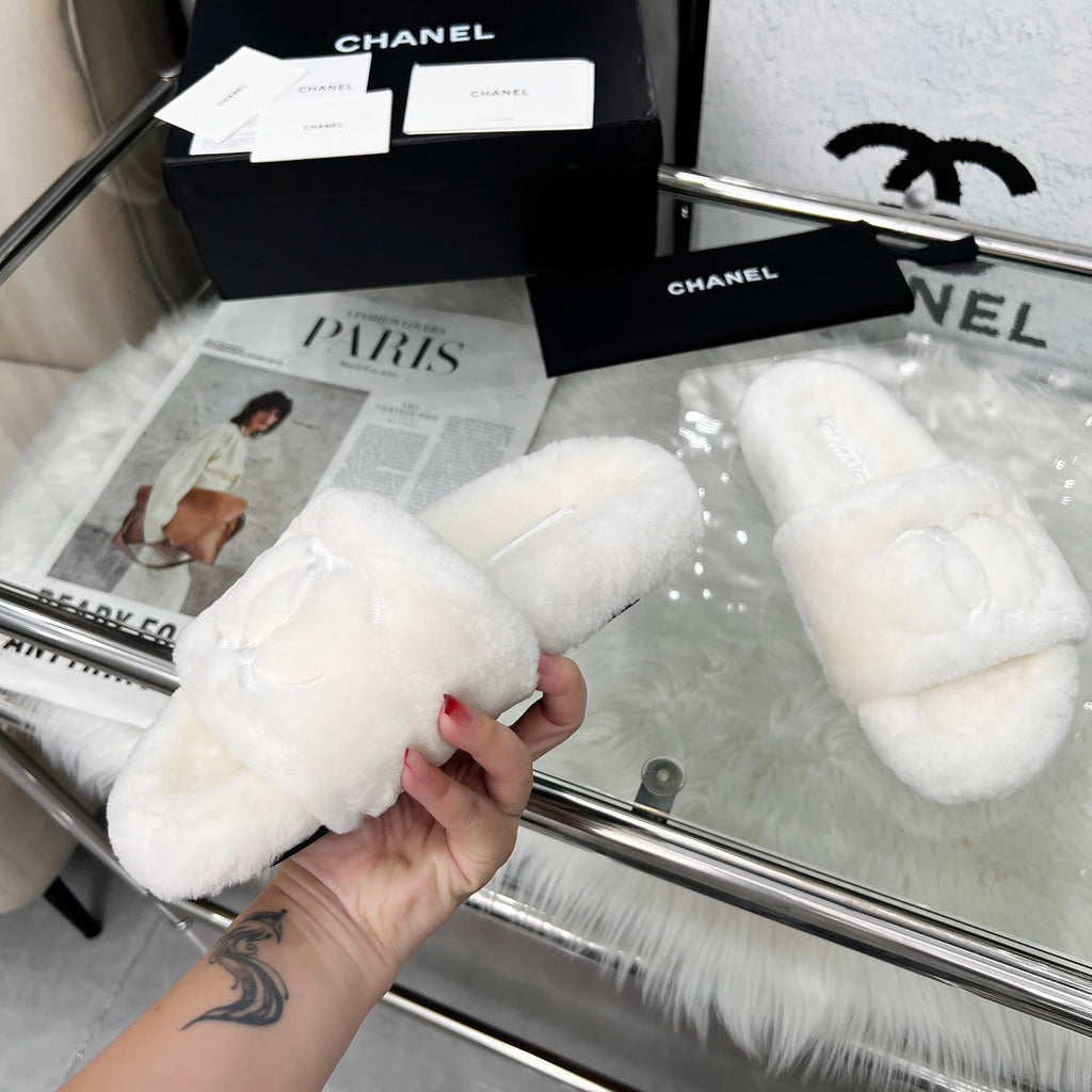 CHANEL 25S FUR SLIPPERS IN WHITE