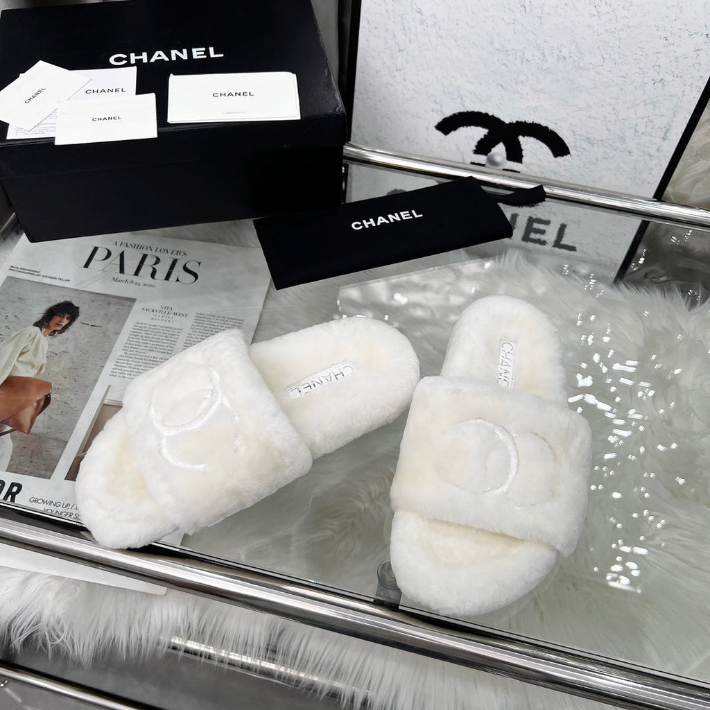 CHANEL 25S FUR SLIPPERS IN WHITE