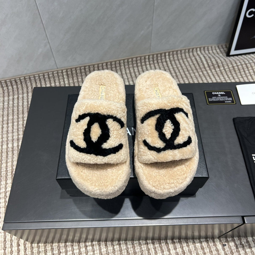 CHANEL 25S SLIPPERS THICK SOLED WITH EMBROIDERED LOGO IN BEIGE FUR